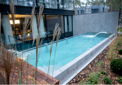 Yksilöllinen sauna, ulkoallas, kaatolaite ja poreallas