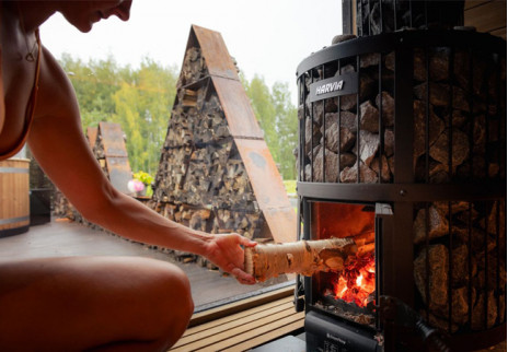 Saunan valmistelu kylmään vuodenaikaan: Kiukaan huolto ja palaneen hajun ehkäisy