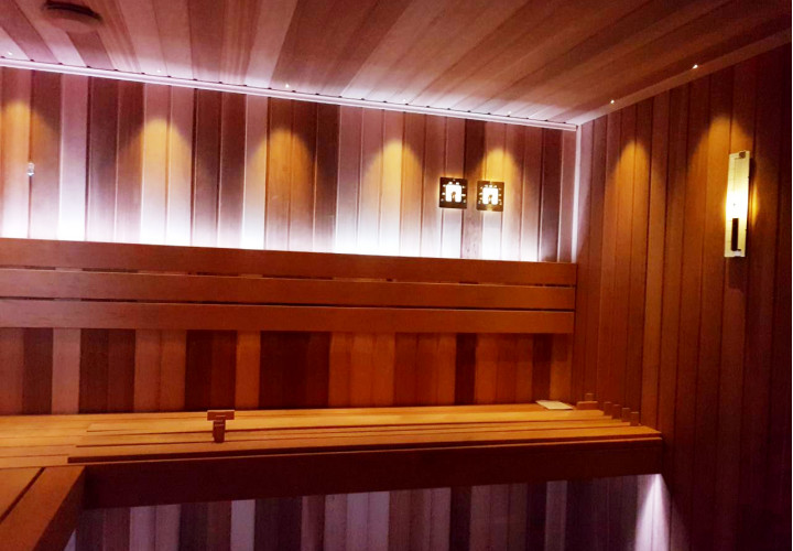 Sauna, jossa on leppää ja kanadalaista setriä