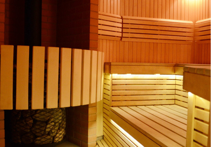 Perinteinen puulämmitteinen sauna