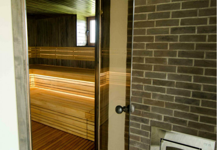 Sauna, jossa tumma sisustus ja ikkuna