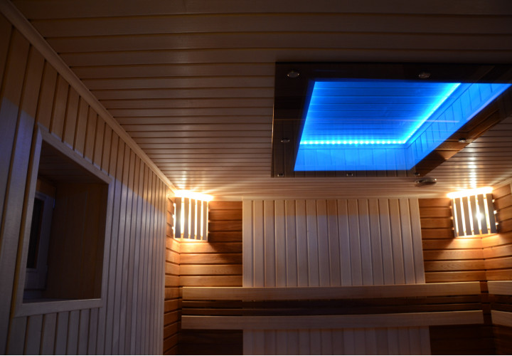 Sauna puulämmitteisellä kiukaalla ja lasikatolla