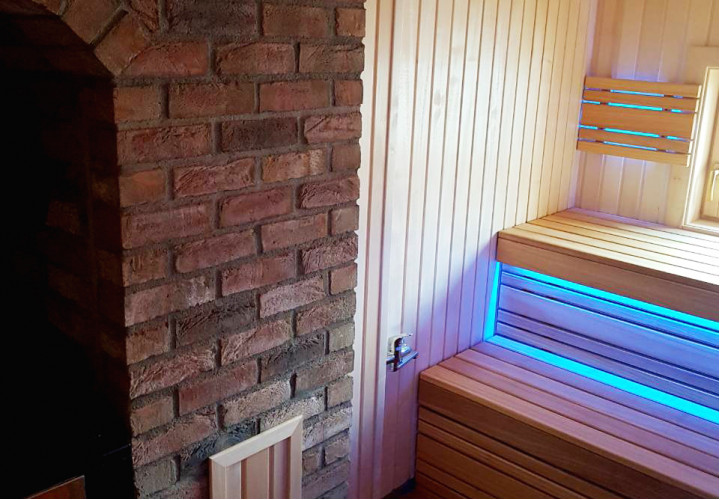 Sauna varaavalla lämmittimellä ja ikkunalla