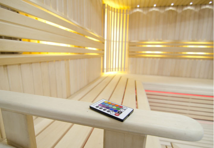 Kirkas sauna säädettävällä LED-valaistuksella