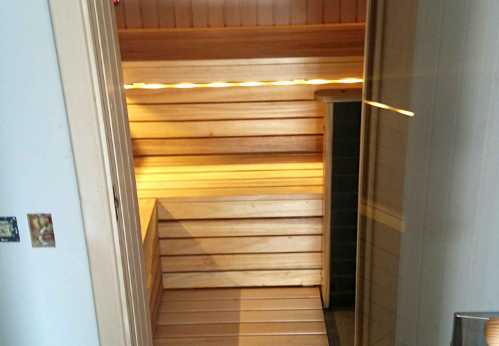 Sauna tuoksu- ja veden annostelujärjestelmällä