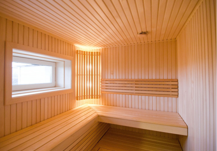 Minimalistinen lehmuspuusauna