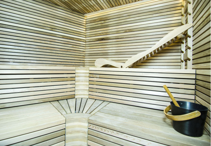Sauna ergonomisella lauteella ja setripuulla