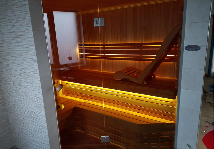 Sauna ergonomisella penkillä ja abachi-puulla