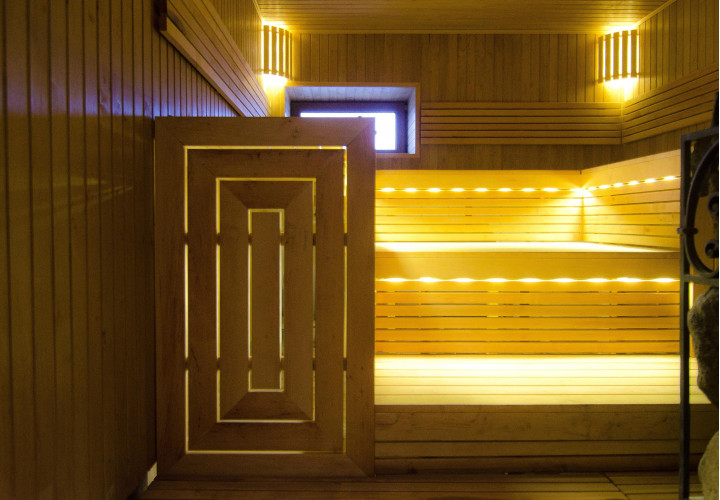 Sauna kolmikerroksisilla leppäpenkeillä