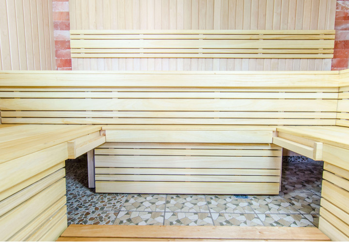 Sauna Himalajan suolaseinällä ja liukuvalla penkillä