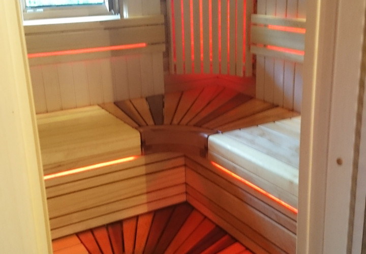 Sauna suljetulla kiukaalla ja ikkunalla