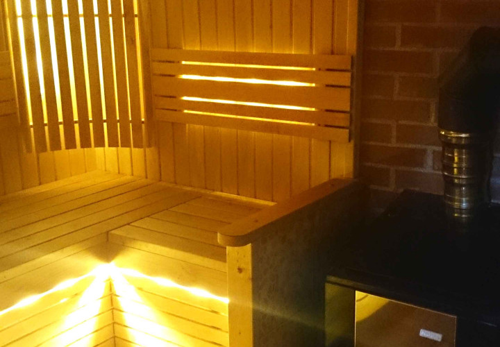 Sauna suljetulla kiukaalla pehmeitä höyryjä varten