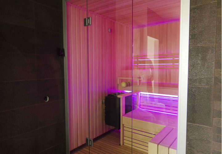 Sauna värillisellä LED-valaistuksella ja äänentoistojärjestelmällä