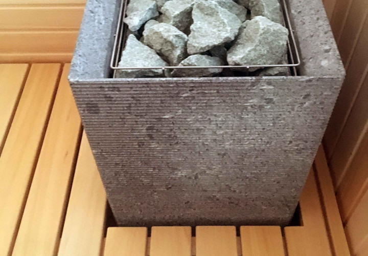 Sauna sisäänrakennetulla lämmittimellä ja panoraamaikkunalla