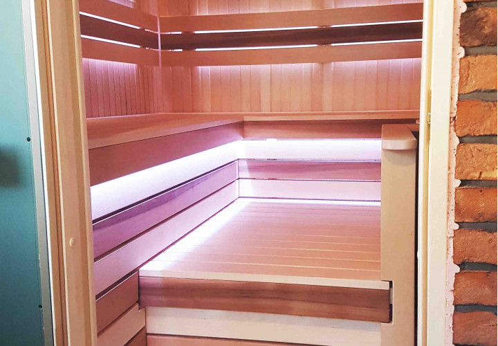 Sauna puulämmitteisellä kiukaalla ja ulkoisella tulisijalla