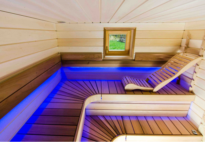 Sauna varaavalla kamiinalla ja ulkoisella tulipesällä