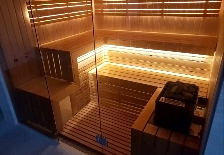 Sauna lasiseinäisellä julkisivulla ja allasnäköalalla