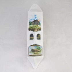 Keraaminen tulitikkurasian pidike, jossa 5 tulitikkurasiaa 