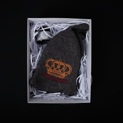 Lahjapakkaus lahjapakkauksessa DARK KINGS. Saunamyssyjä ja mentolikiteitä