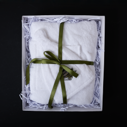 Lahjasetti Hänelle - VALKOINEN, 75x140 cm, lahjarasiassa. Esiliina ja hattu saunaan  Lahjasetti Hänelle - VALKOINEN, 75x140 cm, lahjarasiassa. Esiliina ja hattu saunaan