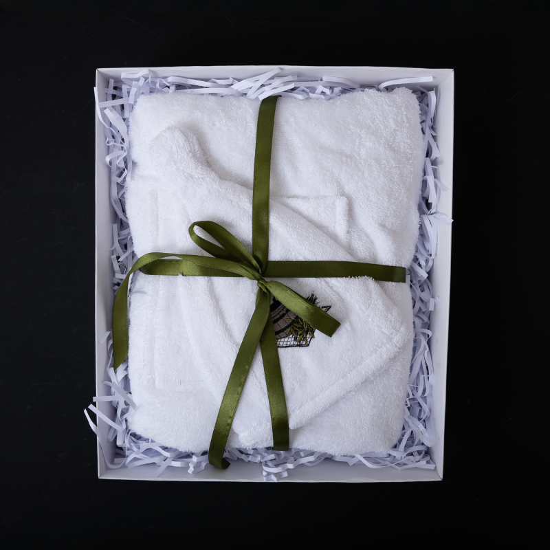 Lahjasetti Hänelle - VALKOINEN, 75x140 cm, lahjarasiassa. Esiliina ja hattu saunaan