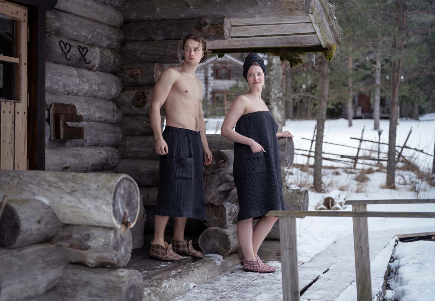 Mies ja nainen saunavaatteissa