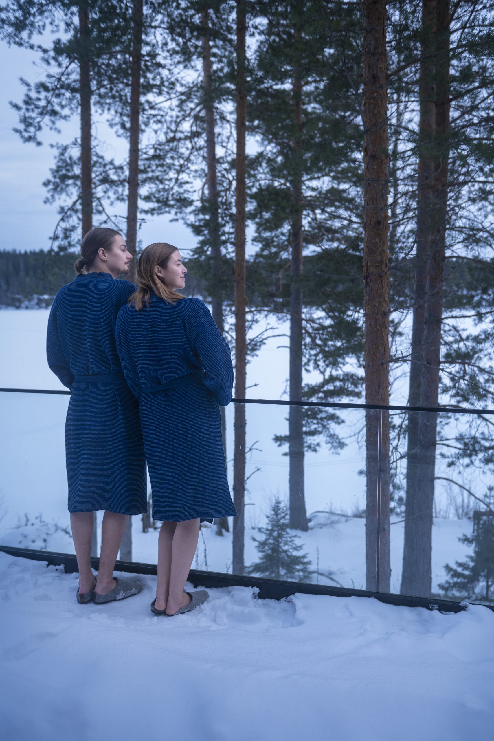 Mies ja nainen pukeutuneina viittoihin