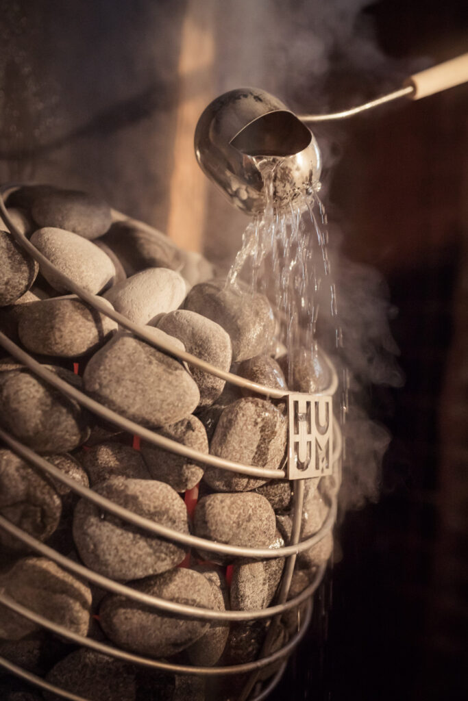 Kuinka kaataa vettä oikein sähkökiukaan kiville