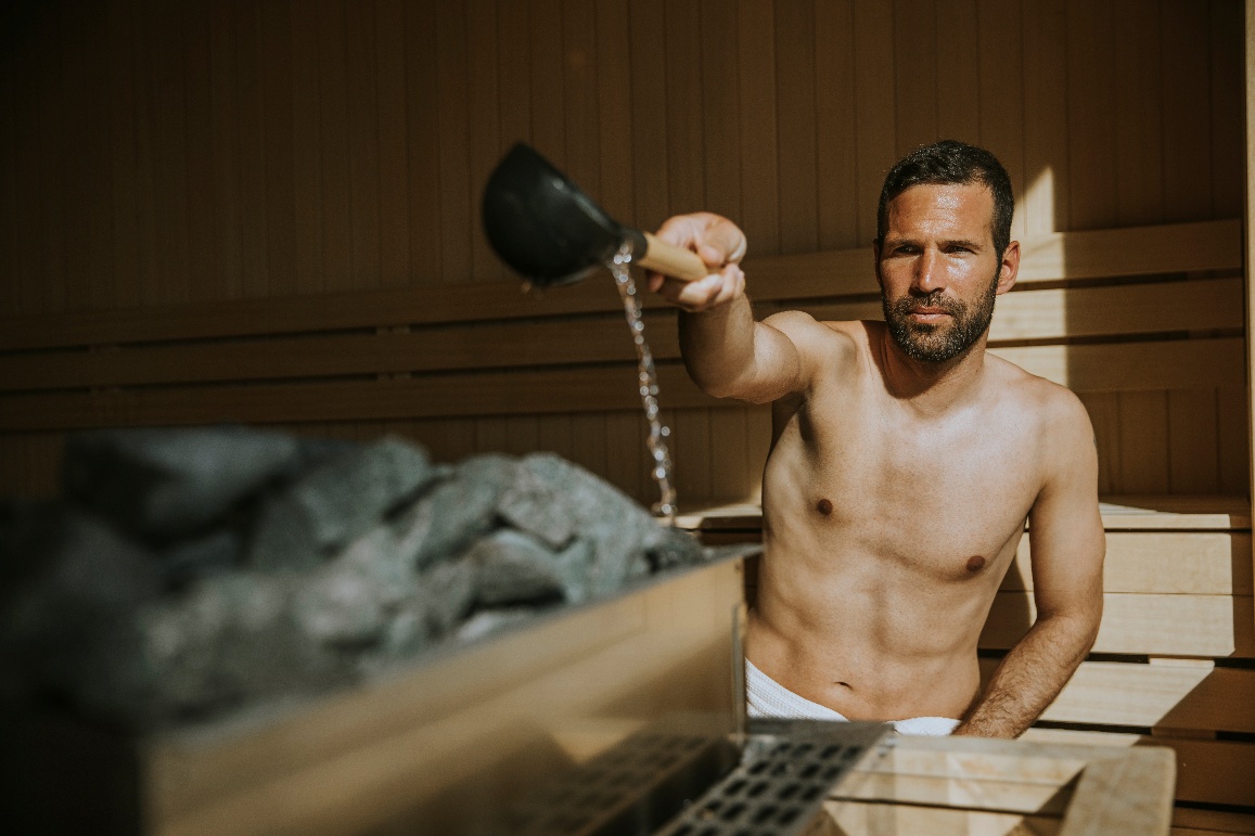 Veden kaataminen kiukaan kiville