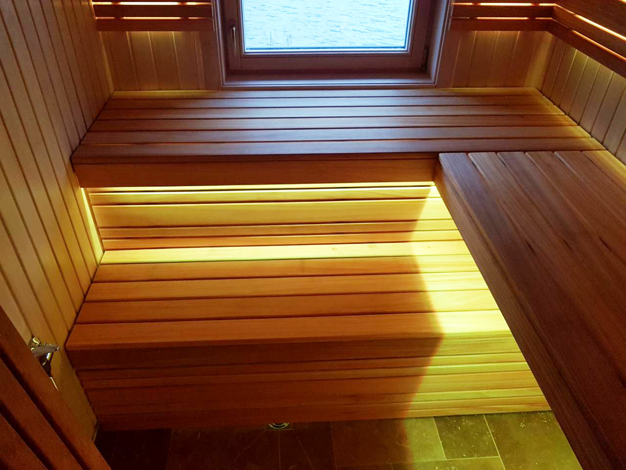 Sauna varaavalla lämmittimellä ja ikkunalla