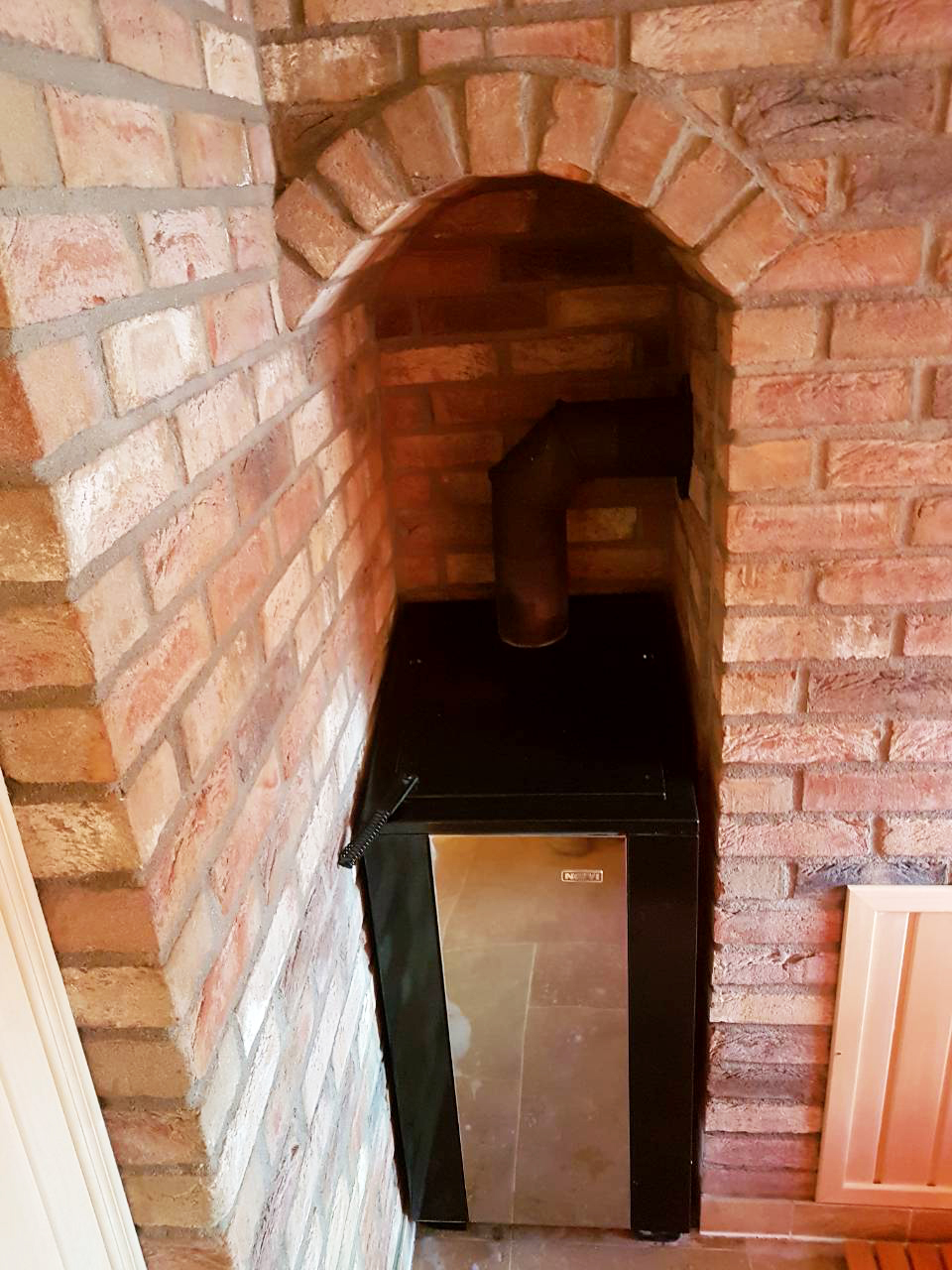 Sauna varaavalla lämmittimellä ja ikkunalla