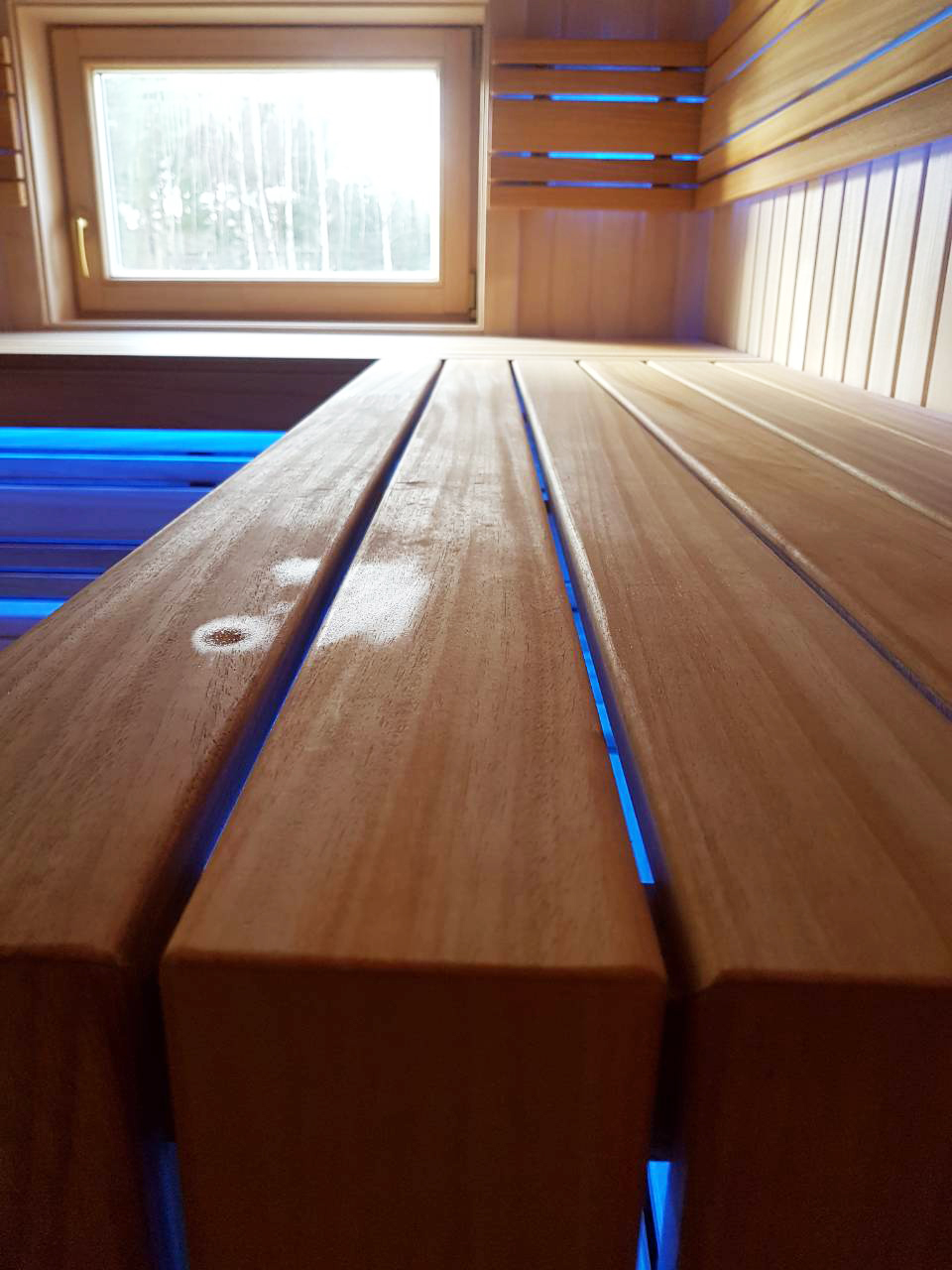 Sauna varaavalla lämmittimellä ja ikkunalla