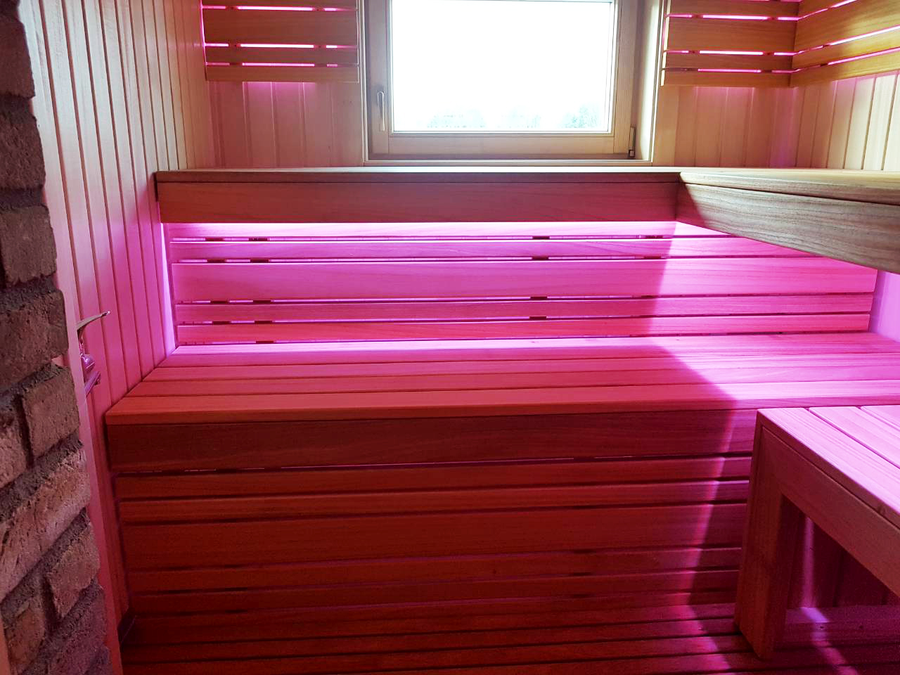 Sauna varaavalla lämmittimellä ja ikkunalla