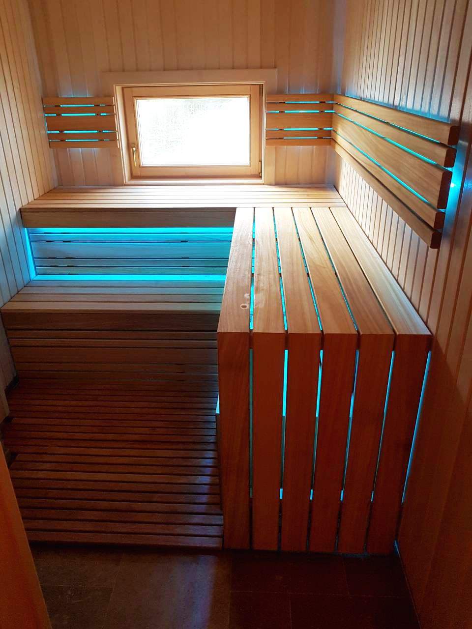 Sauna varaavalla lämmittimellä ja ikkunalla