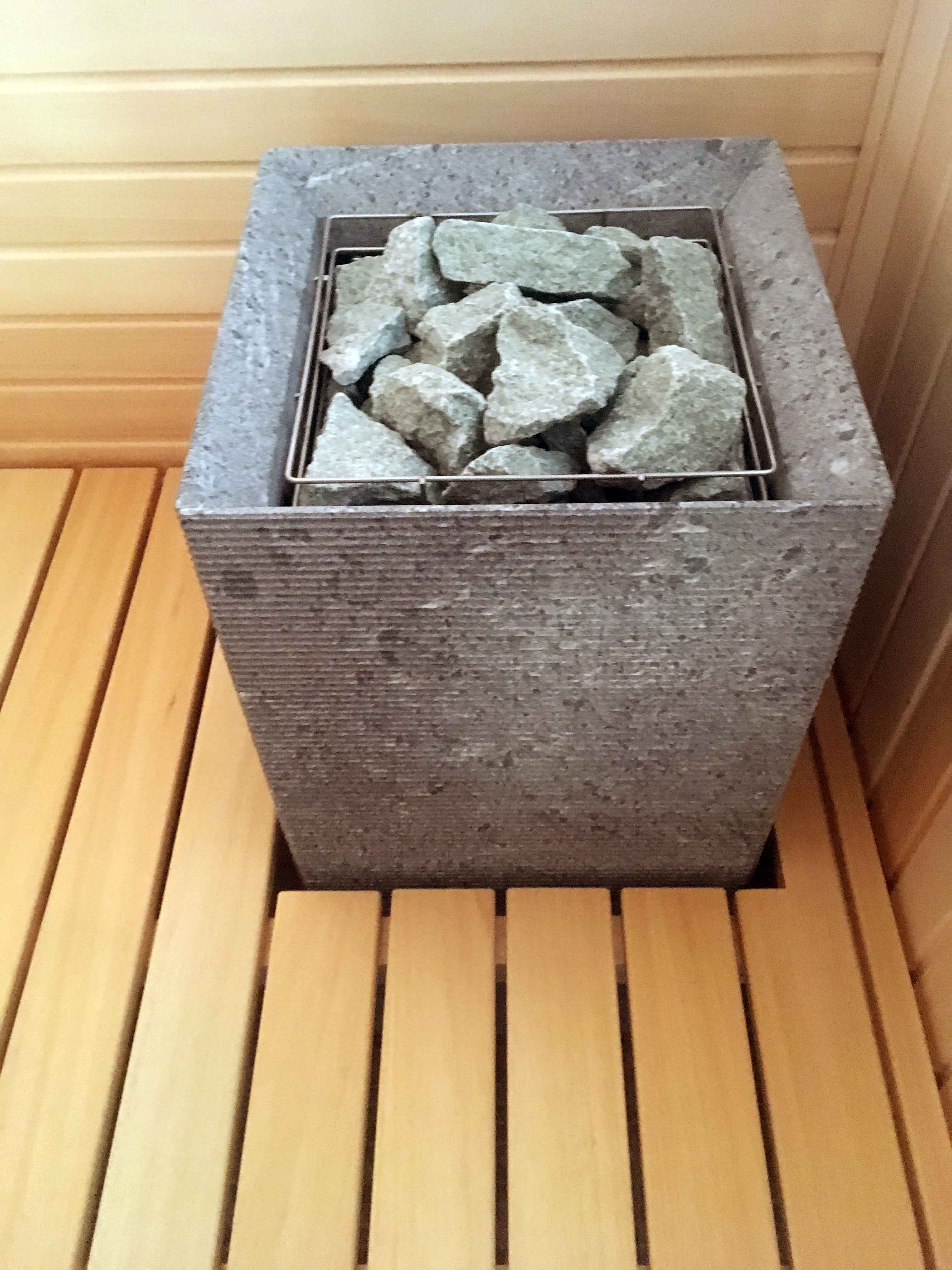 Sauna sisäänrakennetulla lämmittimellä ja panoraamaikkunalla