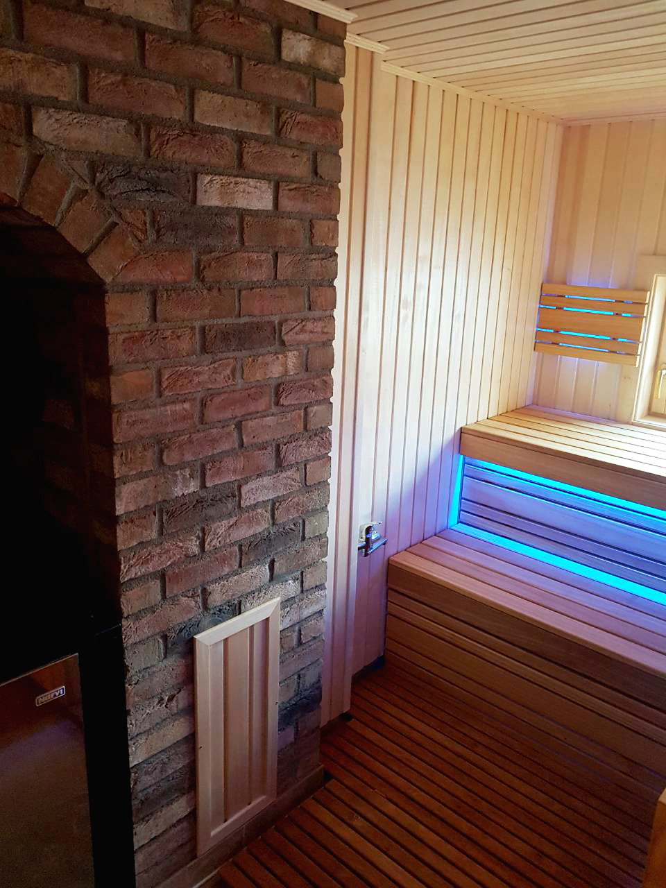 Sauna varaavalla lämmittimellä ja ikkunalla