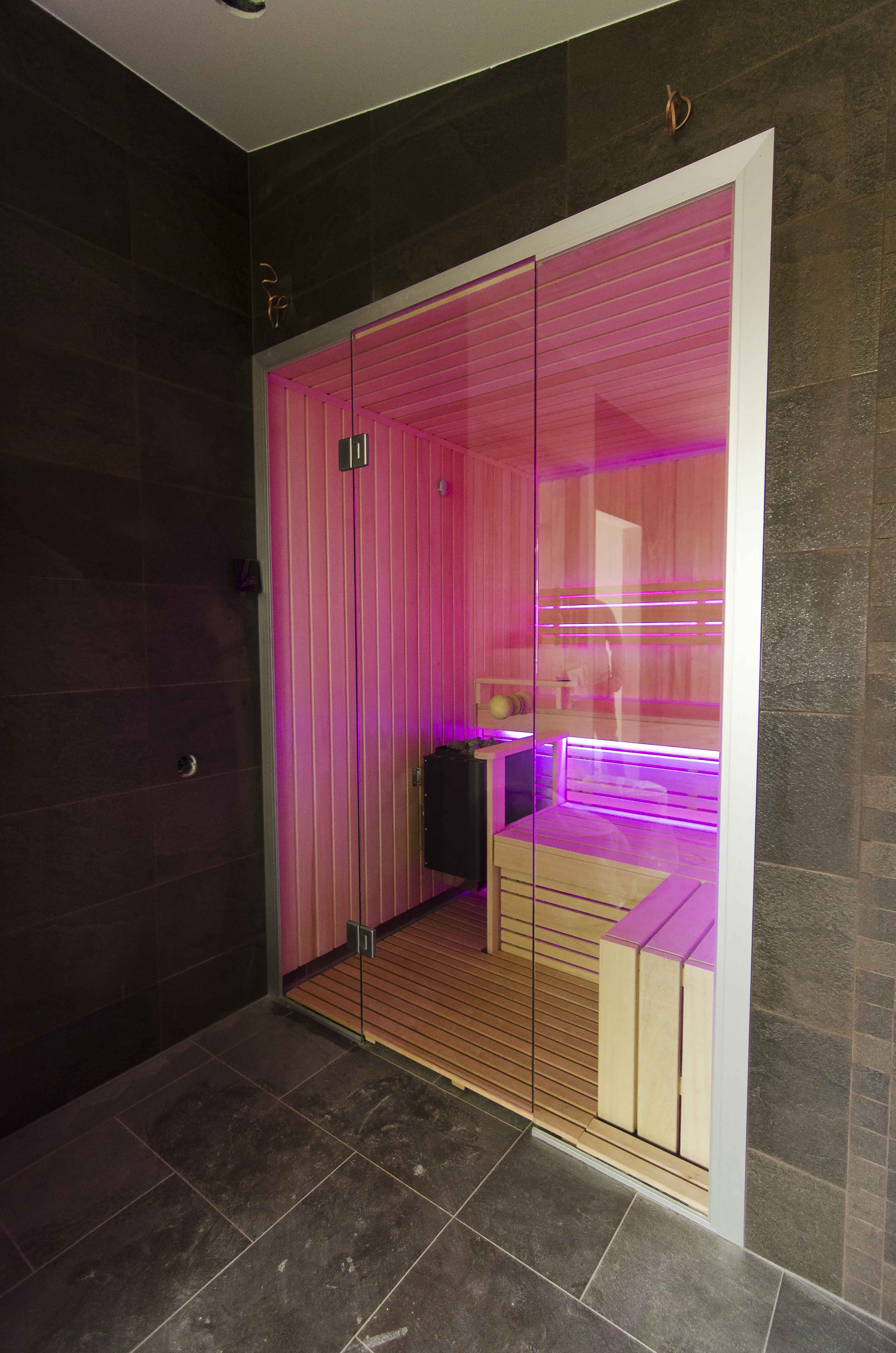 Sauna värillisellä LED-valaistuksella ja äänentoistojärjestelmällä